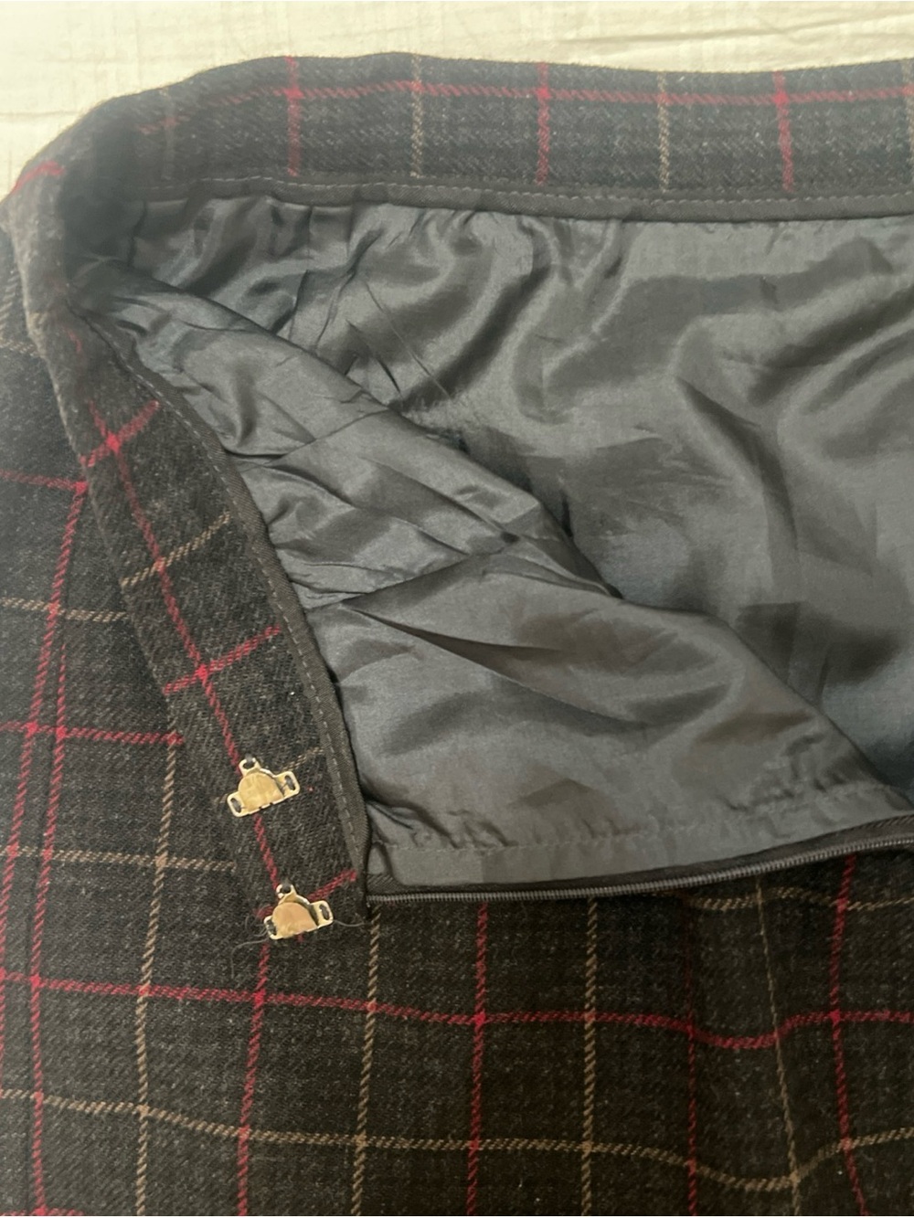 Pendleton 100% Wool Charcoal Gray Burgundy Plaid Midi Skirt Size 6 - Picture 8 of 11